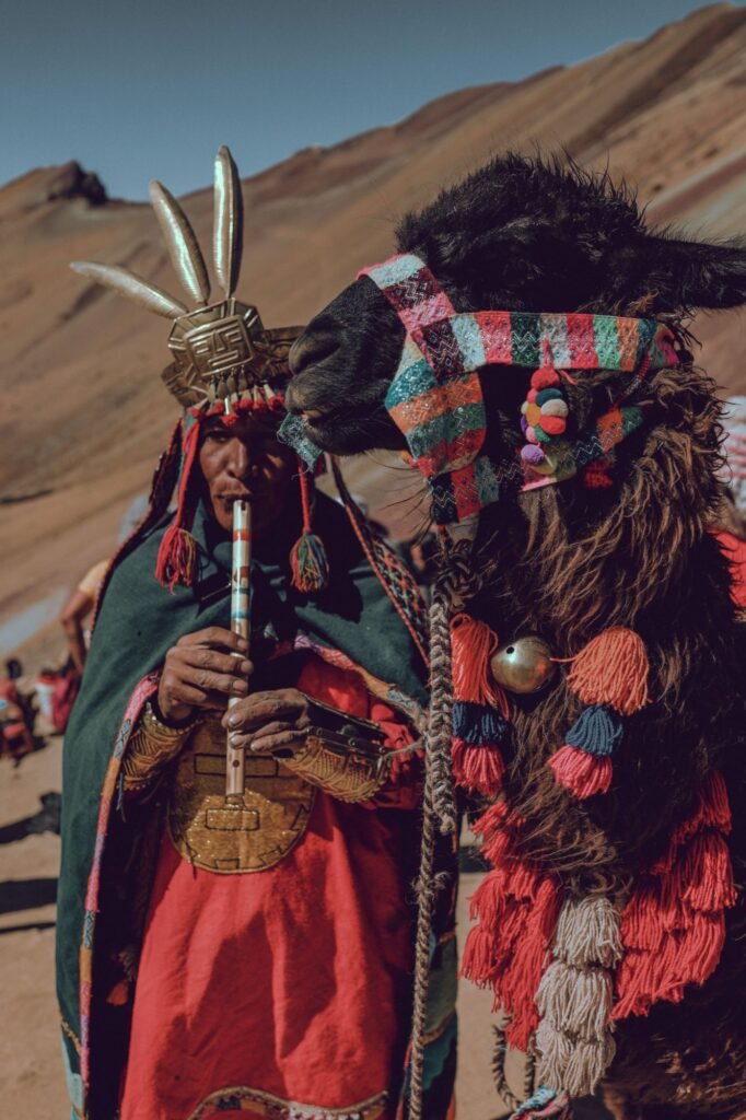 Músico andino junto a su llama