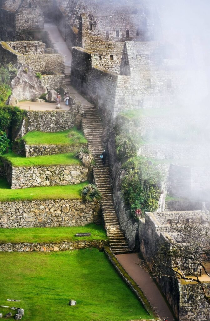 Escalinatas incas en la niebla