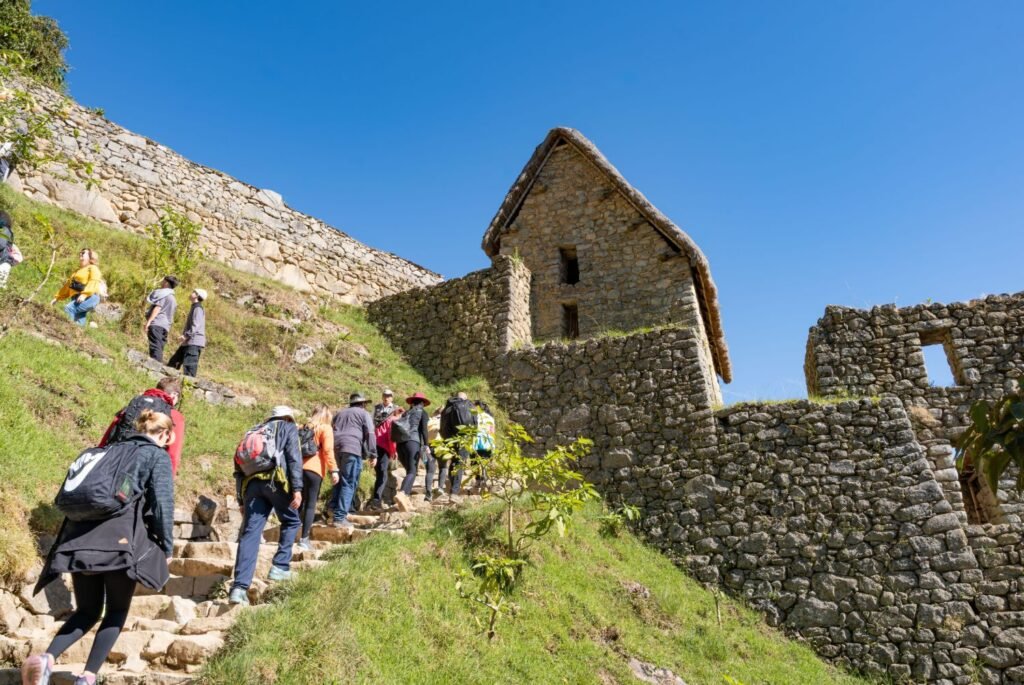 Viajeros subiendo a la casa del guardián en Machu Picchu