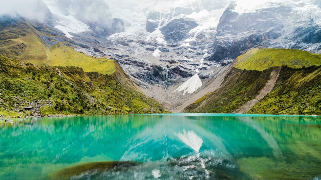 Reflejo del nevado en una laguna turquesa
