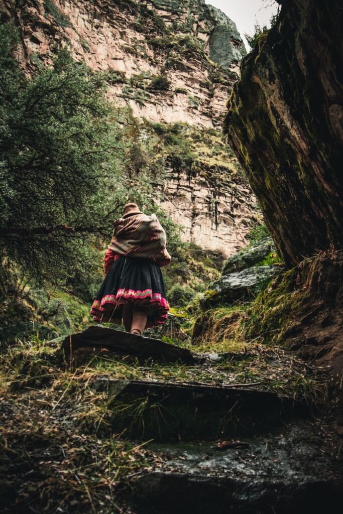Mujer andina en un sendero de piedra